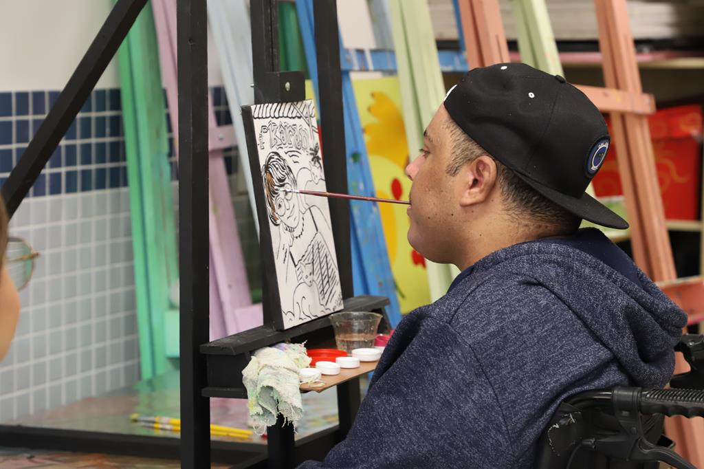 Jovem com tetraplegia encontra novo sentido nas artes plásticas