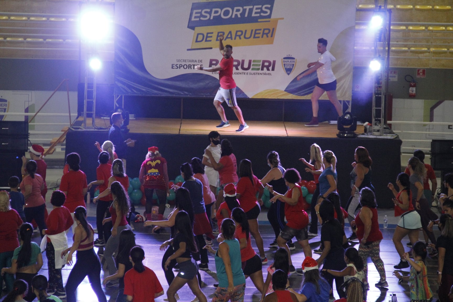 Zumbalada de Natal agita o ginásio José Corrêa