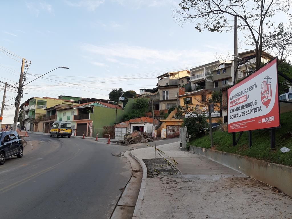 Prefeitura alarga avenida no Jardim Belval