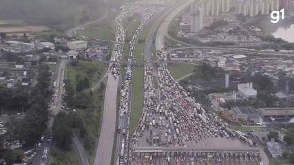 Manifestantes bloqueia a Rodovia Castello Branco na altura do km 26 em Barueri