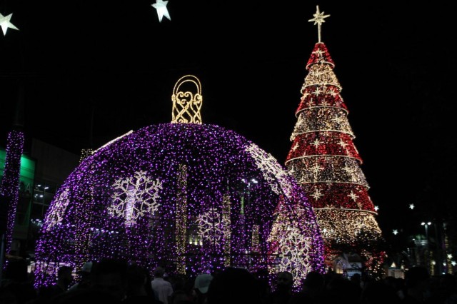 Árvore de Natal gigante e muitas luzes decoram o Boulevard  no Natal Encantado 2022