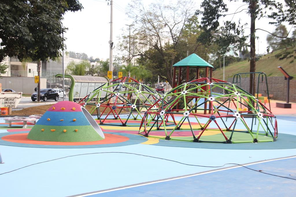 Praça com equipamentos modernos e brinquedos inclusivos é inaugurada no Jardim Tupanci