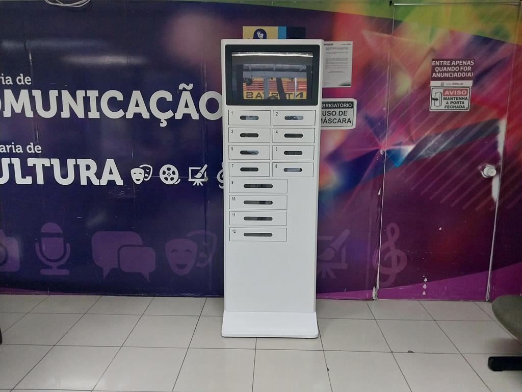 Totens para recarga de celular e veiculação de notícias são instalados nos prédios públicos da cidade