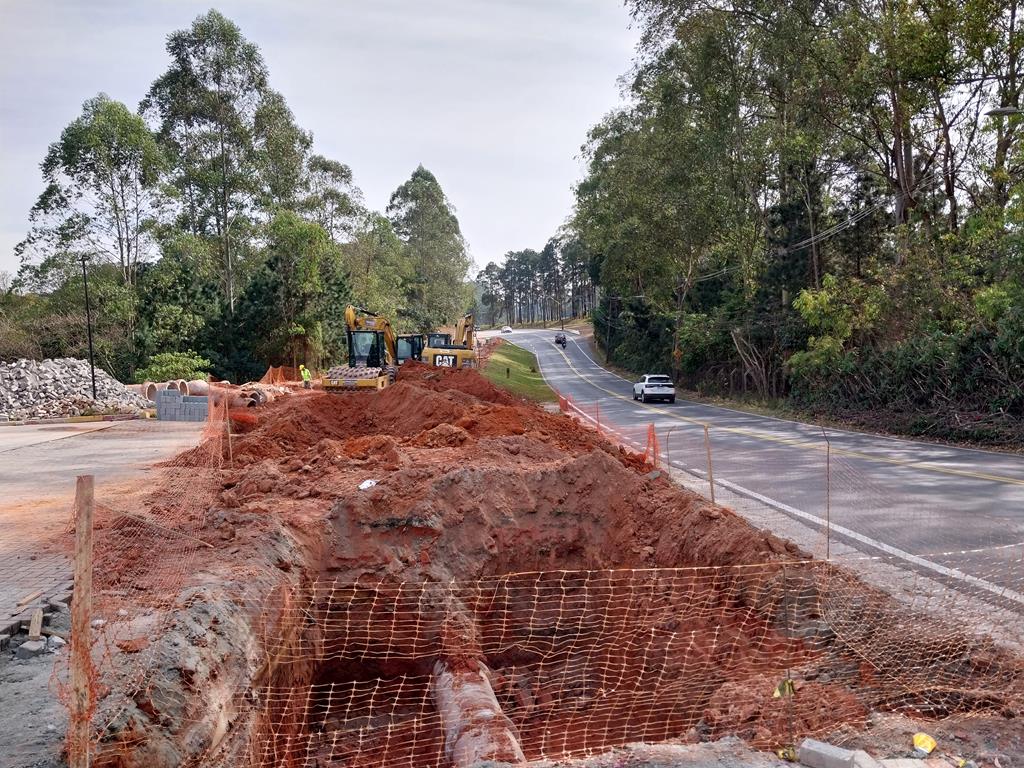 Prefeitura realiza alargamento em trecho da estrada Yojiro Takaoka em Aldeia da Serra