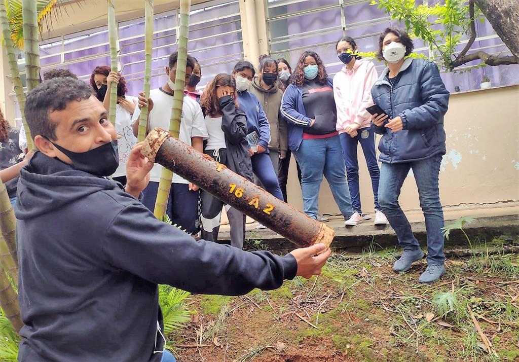 Ao se despedirem da escola, alunos desenterram capsula do tempo e recordam grandes histórias