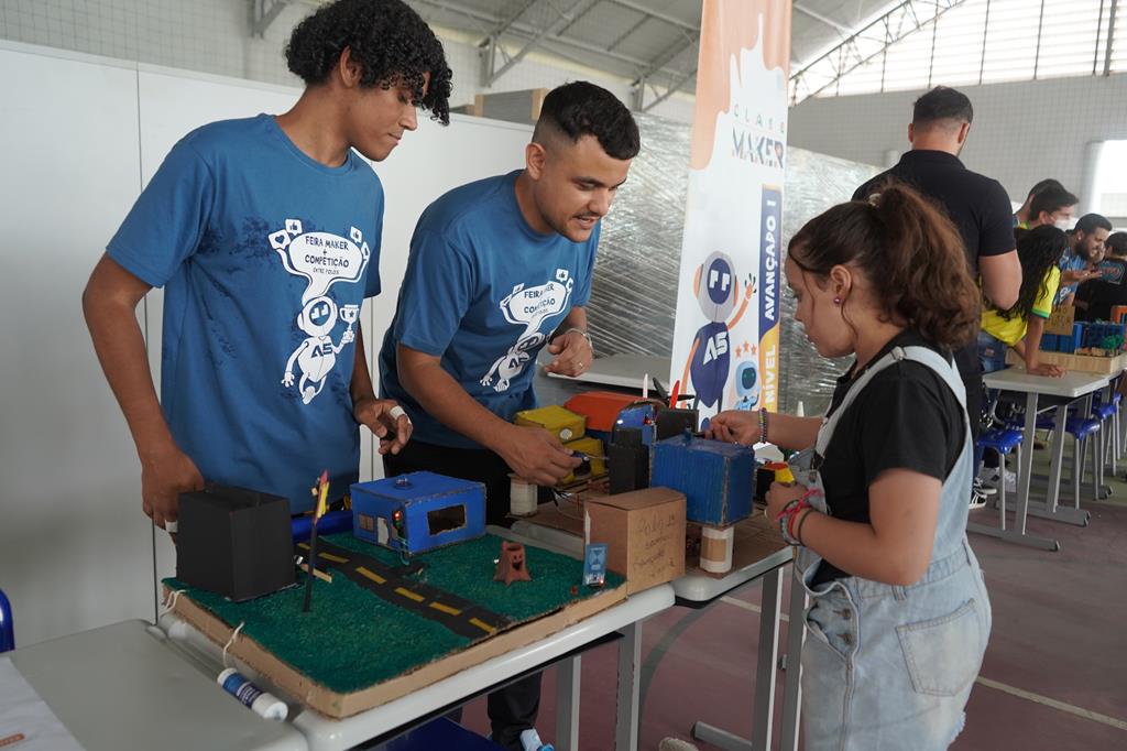 Alunos da rede municipal apresentam projetos de robótica em Feira Maker