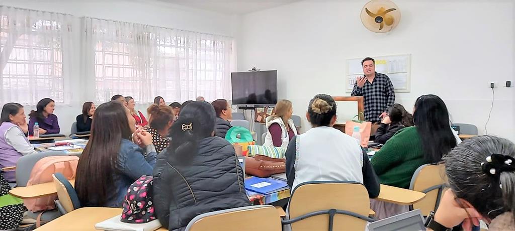 Professoras da maternal Maria Rosa participam de formação com autor de livros infantis