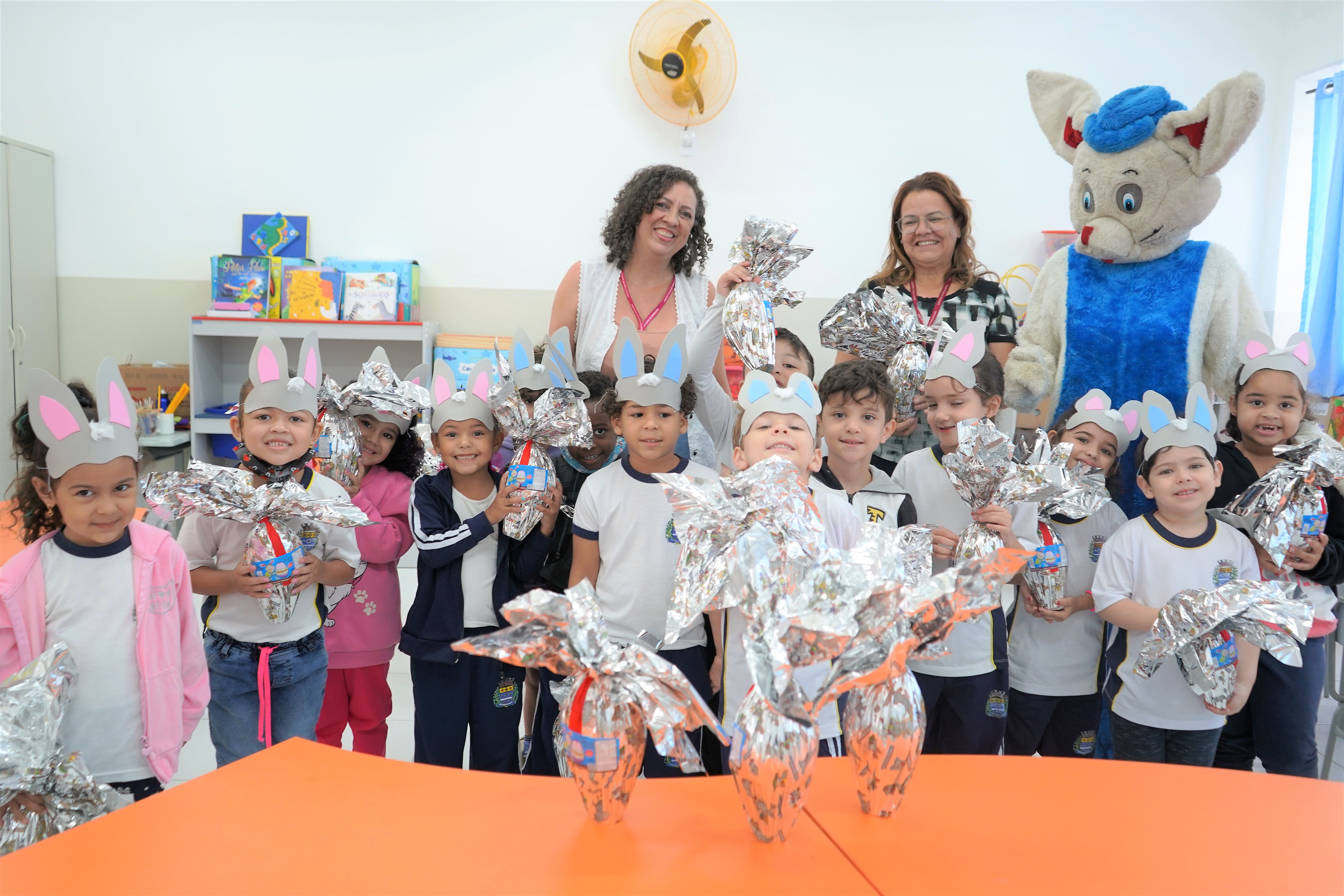 Barueri presenteia alunos da rede com Ovos de chocolate