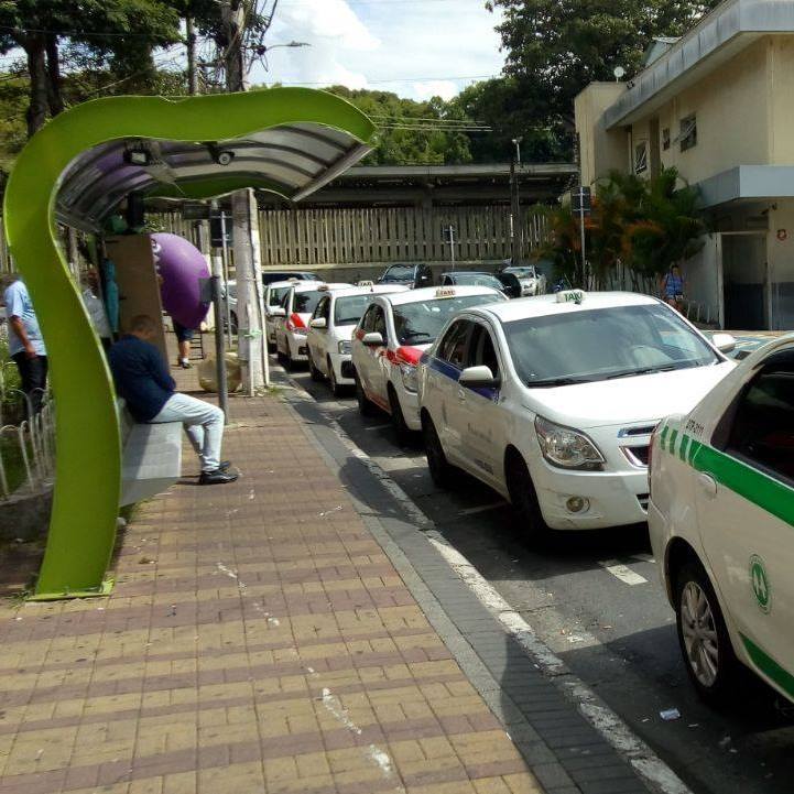 Câmara aprova projeto que suspende a cobrança de impostos para taxistas, transporte escolar, feirante e ambulante.