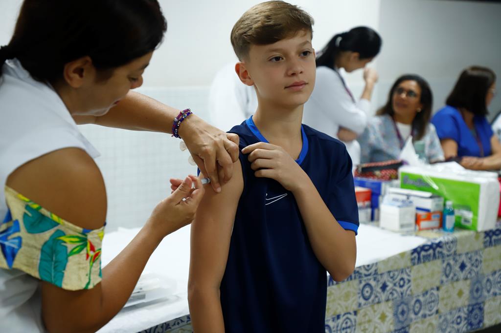 Vacinação continua neste sábado (25) em sete escolas de Barueri