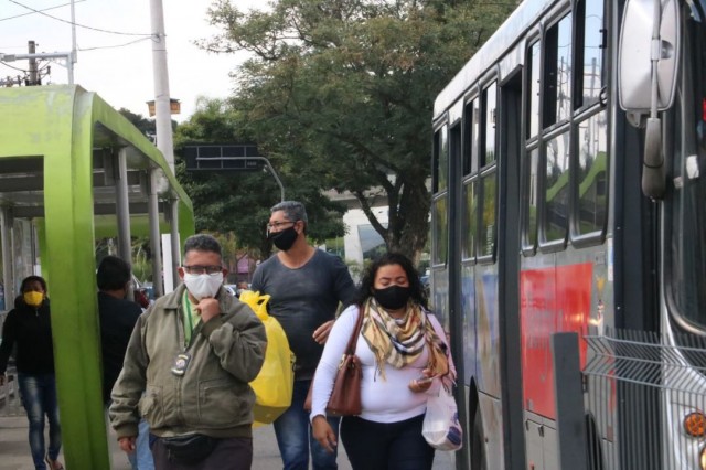 Uso de máscara em transportes públicos volta a ser obrigatório