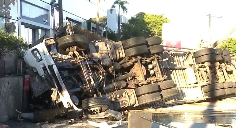 Carreta tomba em Alphaville durante perseguição policial