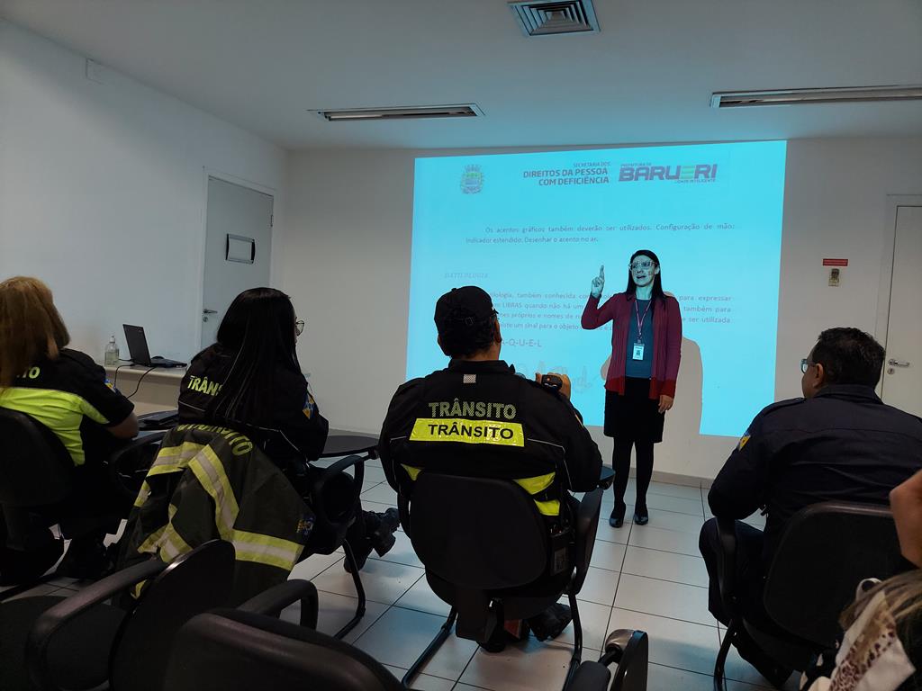 Agentes de Segurança e de Trânsito da Prefeitura de Barueri aprendem a língua de sinais