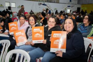 Moradores do Mirante dos Altos celebram entrega de matrículas pela gestão municipal